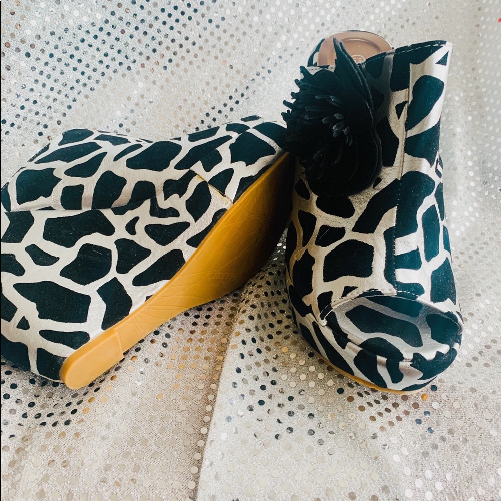 Maker’s wedge shoes - size 8 1/2 black/white